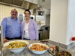 Das Bild (Foto: Bernd Neuschl) zeigt links den neuen Pächter Salvatore Catarraso und rechts Schulleiterin Nicole Roeder-Schön.