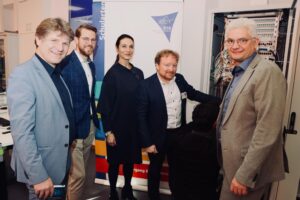 Netzwerken Andre Bergmann stellt Schuleiterin Roeder-Schön mit Bürgermeister Michael Nöltner das Labor vor.