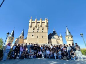 Gruppenfoto vor einem Schloss
