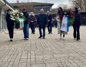 BSB Schüler tragen Gedenkskranz