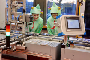 Zwei Maskottchen in Industrie 4.0 Labor