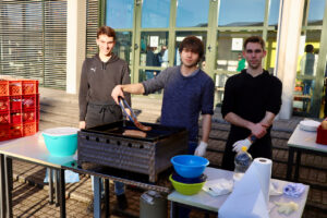 Schüler der JG12 am Grill