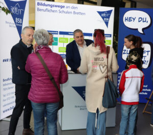 Besucher am Infostand