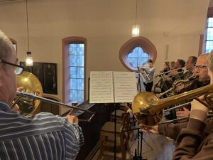 Blick auf das Lehrerorchester mit Blasinstrumenten