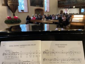 Blick auf die Kirche vom Klavier aus. Es wurde Feliz Navidad gespielt.