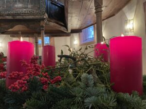 Adventskranz in der Kirche
