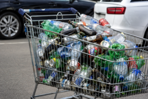 Mit Pfandflaschen gefüllter Einkaufswagen - KI generiert