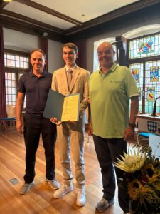Laurin Gomez mit Friedrich Baier (li) und Stellvertretender Schulleiter Klaus-Martin Foos (re)
